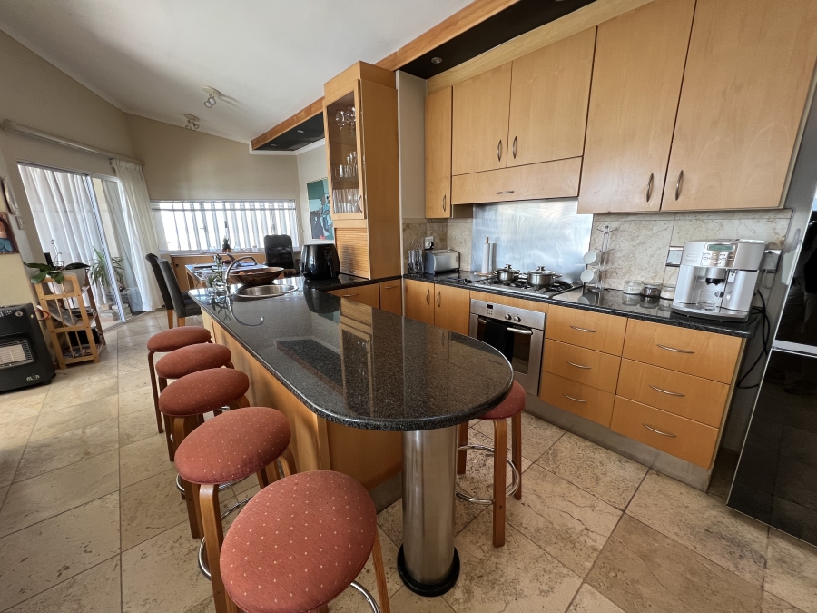 6 Bedroom Property for Sale in Bonza Bay Eastern Cape